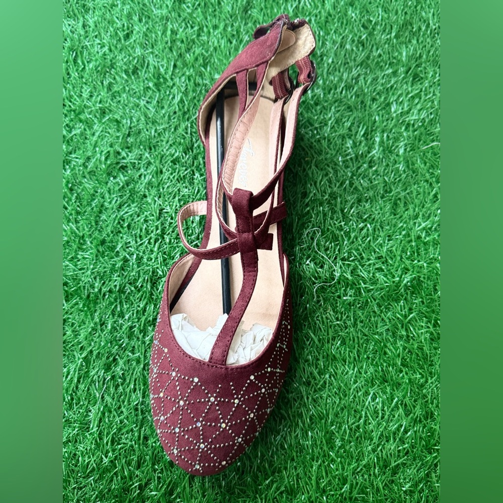Forever Women sandals Size 8.5
Color- Maroon